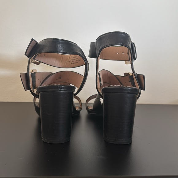 Restricted strappy sandals - Picture 5 of 6
